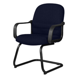 Silla de oficina ergonómica con brazos y base de metal para espacios laborales y de oficina.