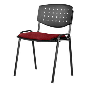 Silla de oficina con respaldo perforado y asiento acolchonado para espacios de trabajo.