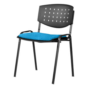Silla de oficina moderna con respaldo perforado y asiento acolchonado azul para espacios laborales.