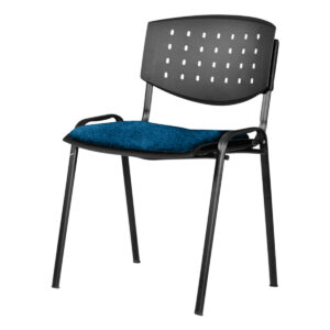 Silla de oficina con respaldo perforado y asiento acolchado azul, ideal para espacios laborales.