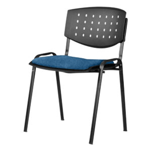 Silla de oficina ergonómica con respaldo perforado y asiento acolchado azul para espacios laborales.