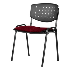 Silla de oficina con respaldo perforado y asiento acolchonado para espacios de trabajo.