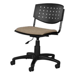 Silla de oficina ergonómica con respaldo perforado y asiento acolchado para mayor comodidad.