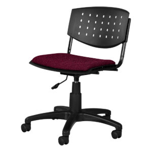 Silla de oficina ergonómica con respaldo perforado y asiento acolchado en color burdeos.