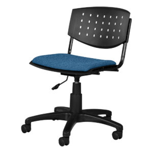 Silla de oficina ergonómica con respaldo perforado y asiento acolchado azul.