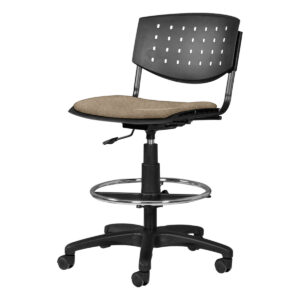 Silla de oficina ergonómica con respaldo perforado y asiento acolchado, ideal para espacios de traba.