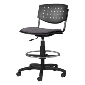 Silla de oficina ergonómica con respaldo perforado y asiento acolchado, ideal para espacios de traba.