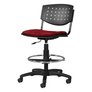 Silla de oficina ergonómica con respaldo perforado y asiento acolchado roja.
