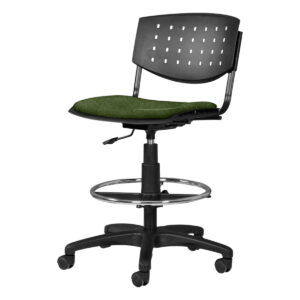 Silla de oficina ergonómica con respaldo perforado y asiento acolchado verde.