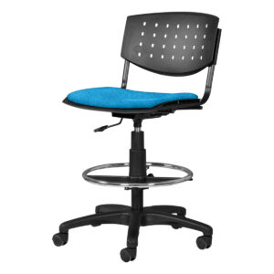Silla de oficina ergonómica con respaldo perforado y asiento acolchado azul.
