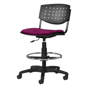 Silla de oficina ergonómica con respaldo perforado y asiento acolchado en color vino.