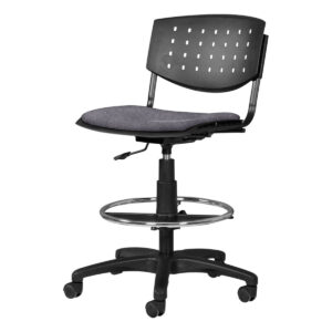 Silla de oficina ergonómica con respaldo perforado y asiento acolchado para trabajo cómodo.