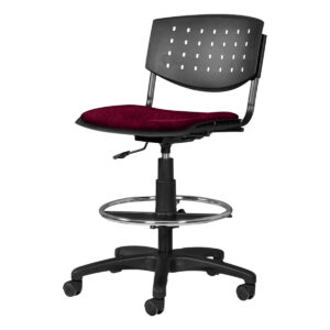 Silla de oficina ergonómica con respaldo perforado y asiento acolchado en color burdeos.