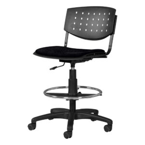 Silla de oficina ergonómica con respaldo perforado y asiento acolchado, ideal para espacios de traba.