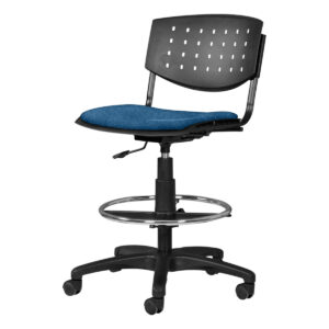 Silla de oficina ergonómica con respaldo perforado y asiento acolchado azul.