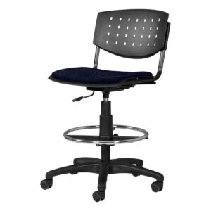 Silla de oficina ergonómica con respaldo perforado y asiento acolchado para mayor comodidad.