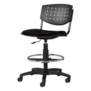 Silla de oficina ergonómica con respaldo perforado y asiento acolchado, ideal para espacios de traba.