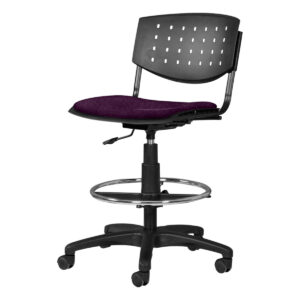 Silla de oficina ergonómica con respaldo perforado y asiento acolchado morado.
