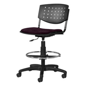 Silla de oficina ergonómica con respaldo perforado y asiento acolchado para trabajo cómodo.