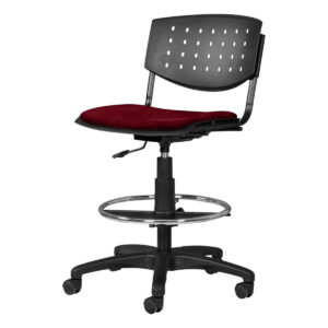 Silla de oficina ergonómica con respaldo perforado y asiento acolchado rojo.