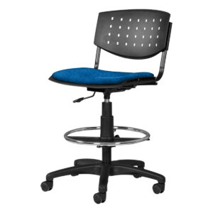 Silla de oficina ergonómica con respaldo perforado y asiento acolchado azul.