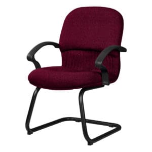 Silla de oficina ergonómica con respaldo acolchado y brazos, ideal para espacios de trabajo y reunio.