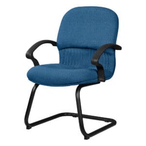 Silla de oficina azul con respaldo y brazos cómodos para trabajo.