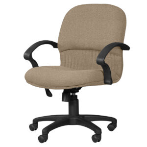 Silla de oficina ergonómica beige con soporte lumbar y ruedas para oficina moderna.