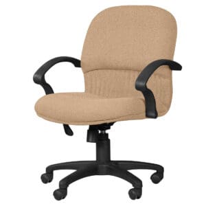 Silla de oficina ergonómica beige con soporte lumbar y ruedas para comodidad y movilidad. Ideal para.