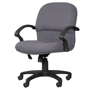 Silla de oficina ergonómica con respaldo acolchado y ruedas para comodidad y movilidad.