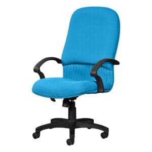 Silla de oficina azul con respaldo alto y ruedas, ideal para espacios de trabajo cómodos y productiv.