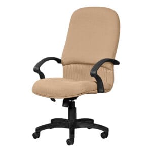 Silla de oficina ergonómica beige con respaldo alto y ruedas para comodidad y movilidad.