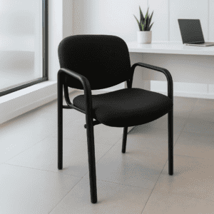 Silla de oficina negra con estructura metálica y asiento acolchado, ideal para oficinas y áreas de t.