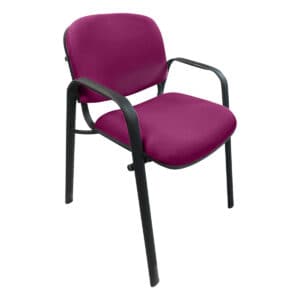 Silla de oficina en color vino con estructura de metal negro y asiento acolchonado.