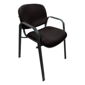 Silla de oficina negra con brazos y estructura metálica para espacios laborales y reuniones.