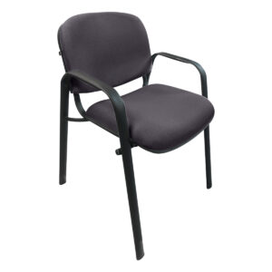 Silla de oficina negra con brazos y estructura metálica, ideal para espacios laborales y de reunione.