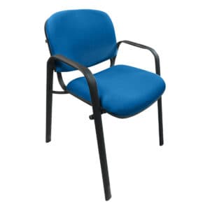 Silla de oficina con respaldo azul y estructura negra para espacios de trabajo y reuniones.