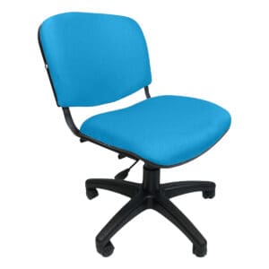 Silla de oficina azul con asiento y respaldo acolchonados, ideal para espacios de trabajo y estudio.