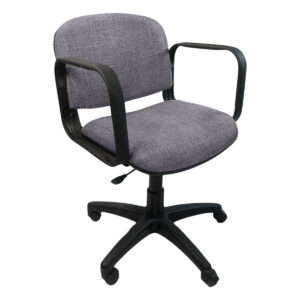 Silla de oficina ergonómica con ruedas, respaldo acolchado y brazos para trabajo cómodo y eficient.