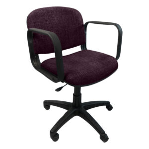 Silla de oficina ergonómica con ruedas, respaldo acolchado y brazos para mayor comodidad en espacios.