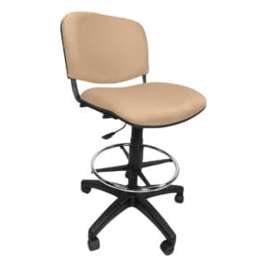 Silla de oficina con respaldo beige, ajustable y con base giratoria para espacios de trabajo cómodos.