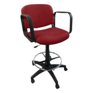 Silla de oficina con respaldo rojo, base ajustable y ruedas para comodidad en el trabajo.