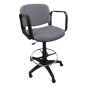 Silla de oficina ergonómica con respaldo gris y soporte para pies, ideal para espacios de trabajo en.