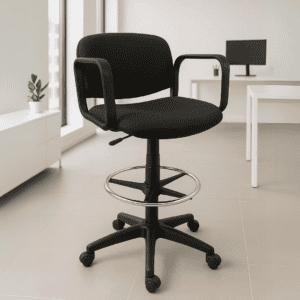 Silla de oficina ergonómica negra con soporte lumbar y ruedas para comodidad y movilidad.
