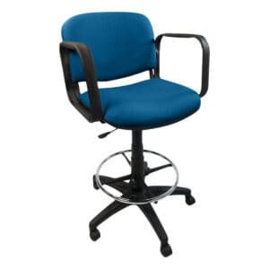 Silla de oficina con respaldo azul y estructura negra, ideal para espacios de trabajo cómodos y func.