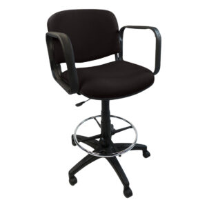 Silla de oficina negra con respaldo y brazos ajustables para trabajo cómodo.