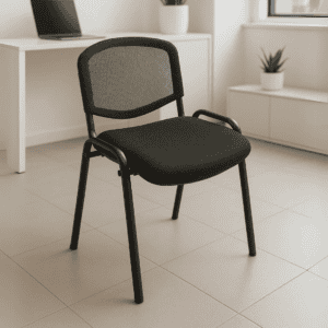 Silla de oficina ergonómica con respaldo de malla negra en espacio de trabajo minimalista y luminos.