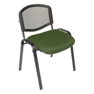 Silla de oficina ergonómica con respaldo de malla y asiento verde para espacios laborales.