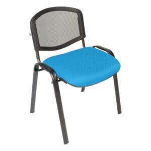 Silla de oficina ergonómica con respaldo de malla y asiento acolchado azul, ideal para espacios de t.