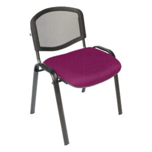 Silla de oficina con respaldo de malla y asiento acolchado en color burdeos, ideal para espacios de.